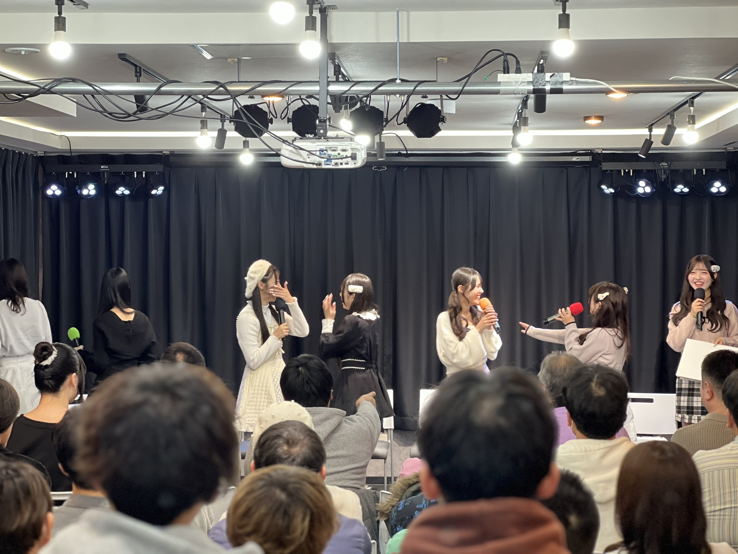 大阪 難波のイベントスペース「なにわGROWUP」で、アイドル”ダブルヴィー”のイベントが開催されました。