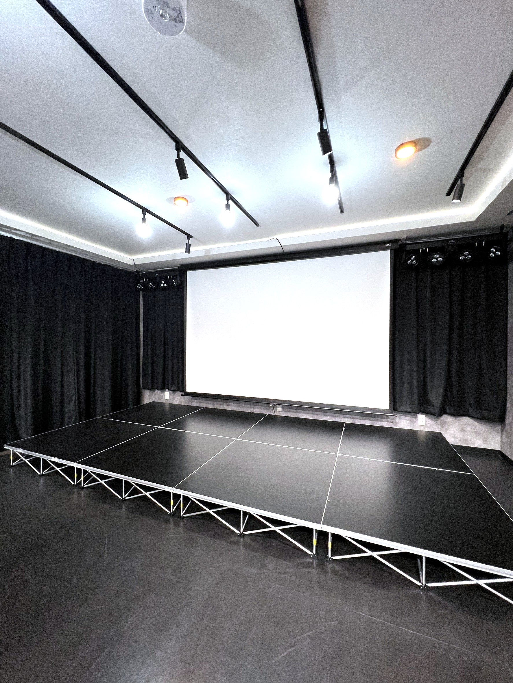 大阪 難波のレンタルイベントスペース 駅近で広い会場です。