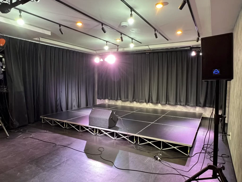 なにわGROWUPにはステージがあります。