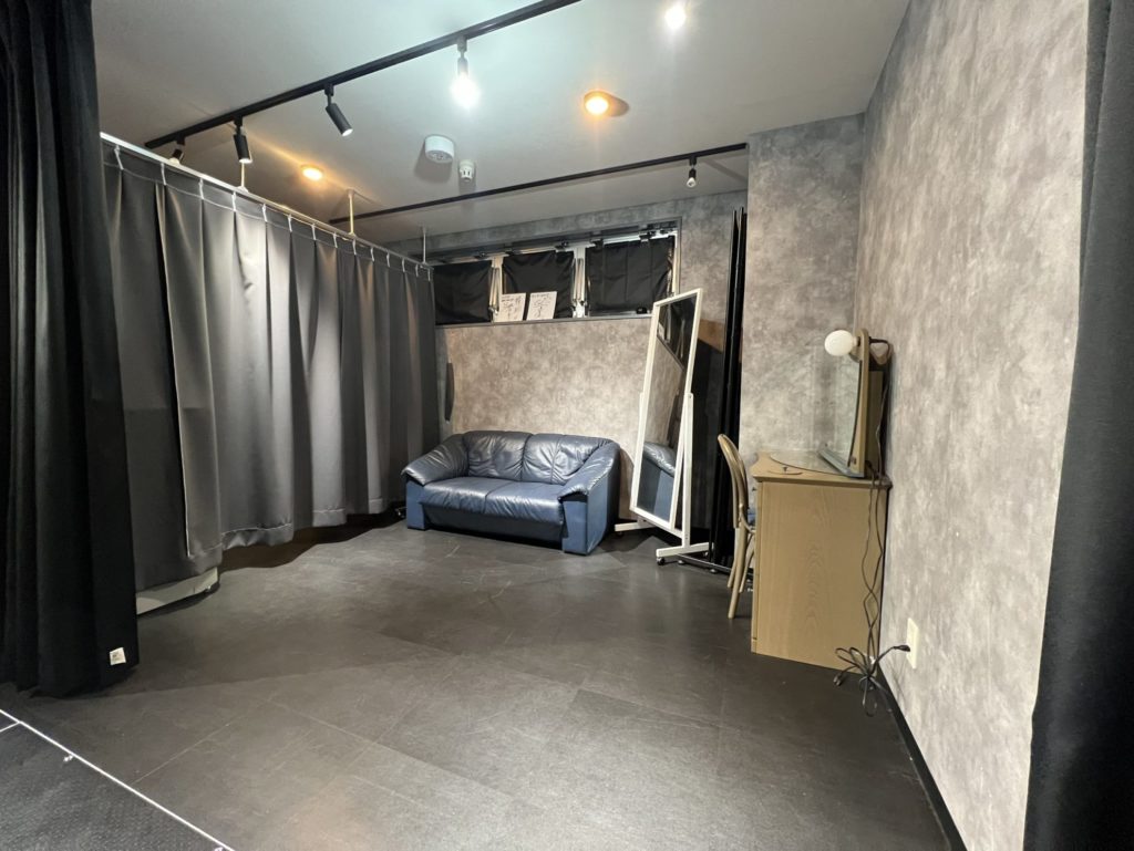 大阪 難波のレンタルスペース「なにわGROWUP」には楽屋があります。